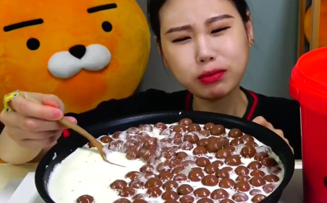 凯发k8国际健康的食谱甜品吃播甜品视频大全网红吃播吃这么大一碗麦丽素才吃一半就想